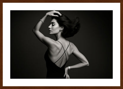 Midnight Grace affisch stylad i interiörmiljö med mörk ekram.