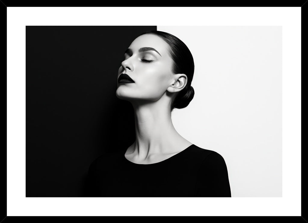 Monochrome Duality affisch stylad i interiörmiljö med svart ram.