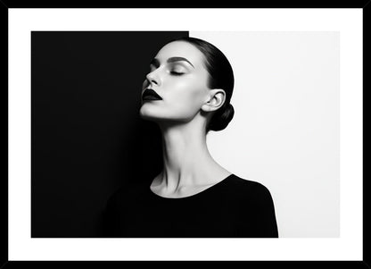 Monochrome Duality affisch stylad i interiörmiljö med svart ram.