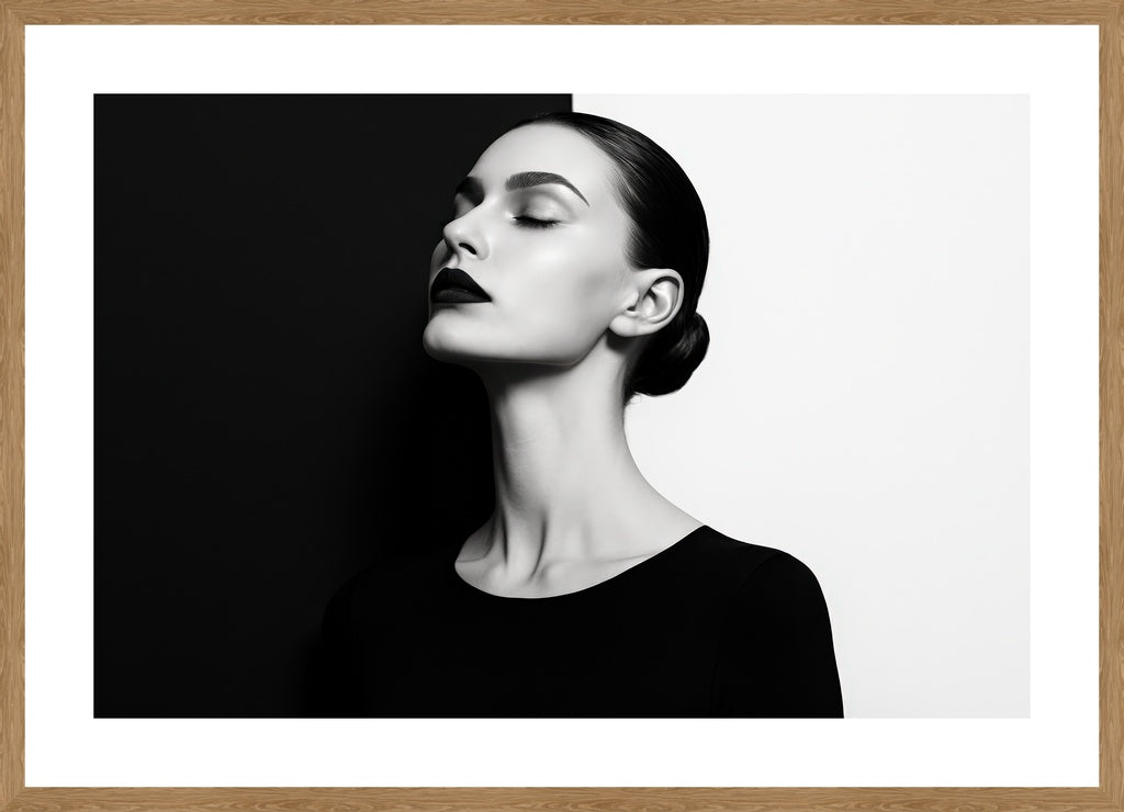 Monochrome Duality affisch stylad i interiörmiljö med ekram.