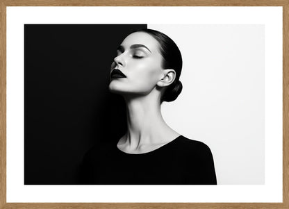 Monochrome Duality affisch stylad i interiörmiljö med ekram.