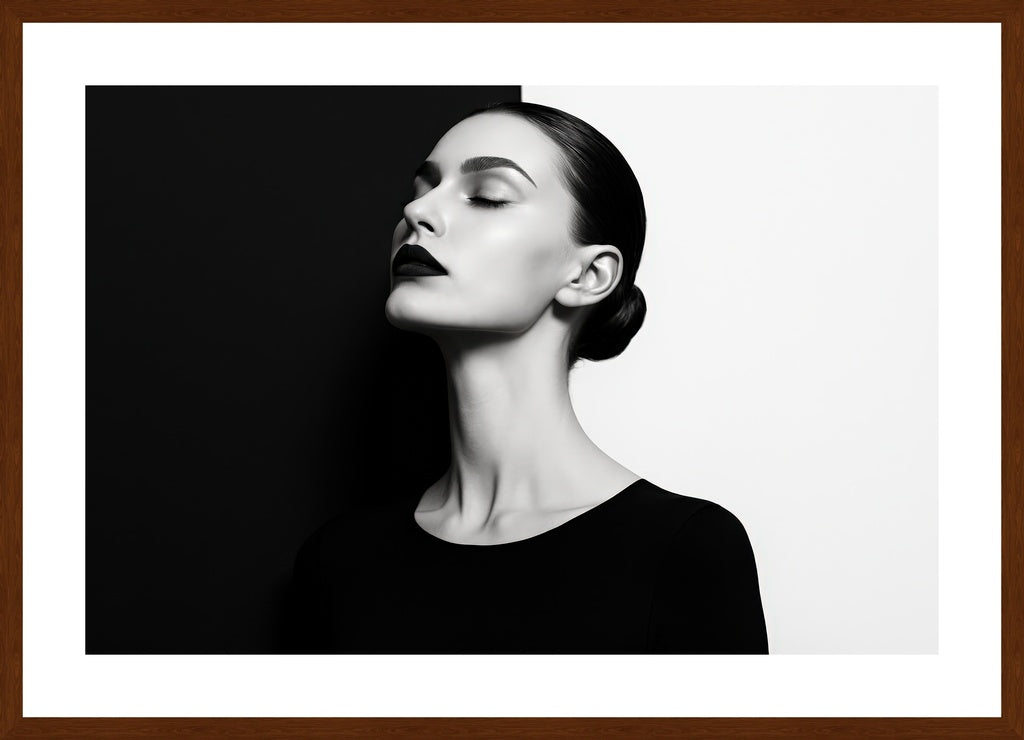 Monochrome Duality affisch stylad i interiörmiljö med mörk ekram.