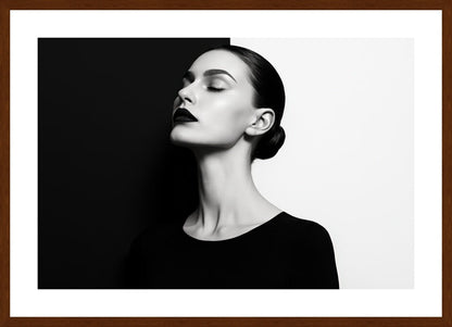 Monochrome Duality affisch stylad i interiörmiljö med mörk ekram.