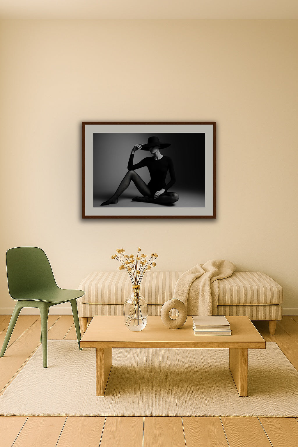 Monochrome Fashion Mystery affisch stylad i interiörmiljö.