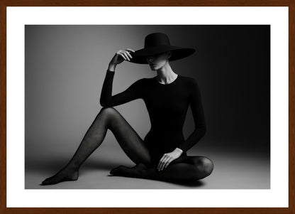 Monochrome Fashion Mystery affisch stylad i interiörmiljö med mörk ekram.