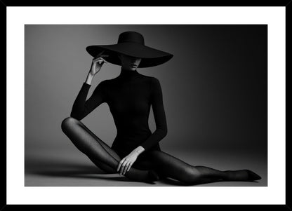 Monochrome Fashion Mystery II affisch stylad i interiörmiljö med svart ram.