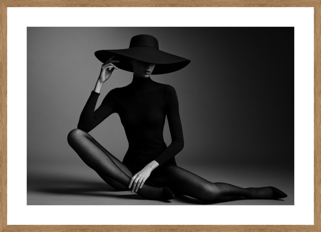 Monochrome Fashion Mystery II affisch stylad i interiörmiljö med ekram.