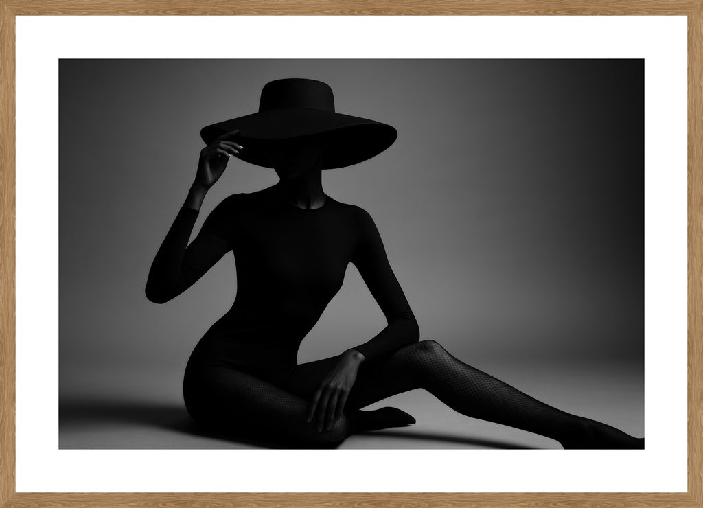 Monochrome Fashion Mystery III affisch stylad i interiörmiljö med ekram.