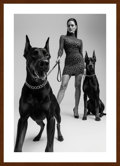 Power Walk I affisch stylad i interiörmiljö med mörk ekram.