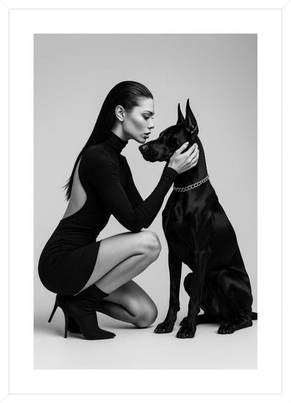 Sleek Silent Alliance affisch stylad i interiörmiljö med vit ram.