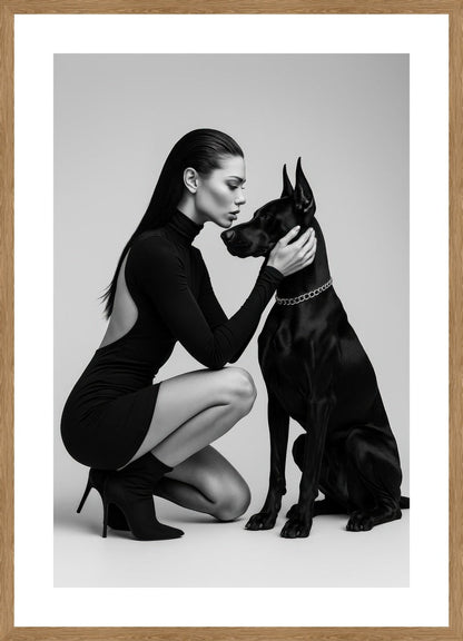 Sleek Silent Alliance affisch stylad i interiörmiljö med ekram.