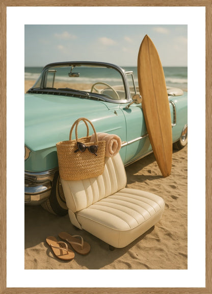 Vintage Cadillac by the Sea affisch stylad i interiörmiljö med ekram.